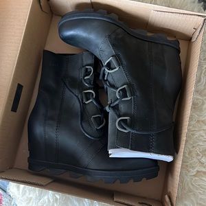 NEW, never worn Sorel Joan of Arc Wedge II in Black!